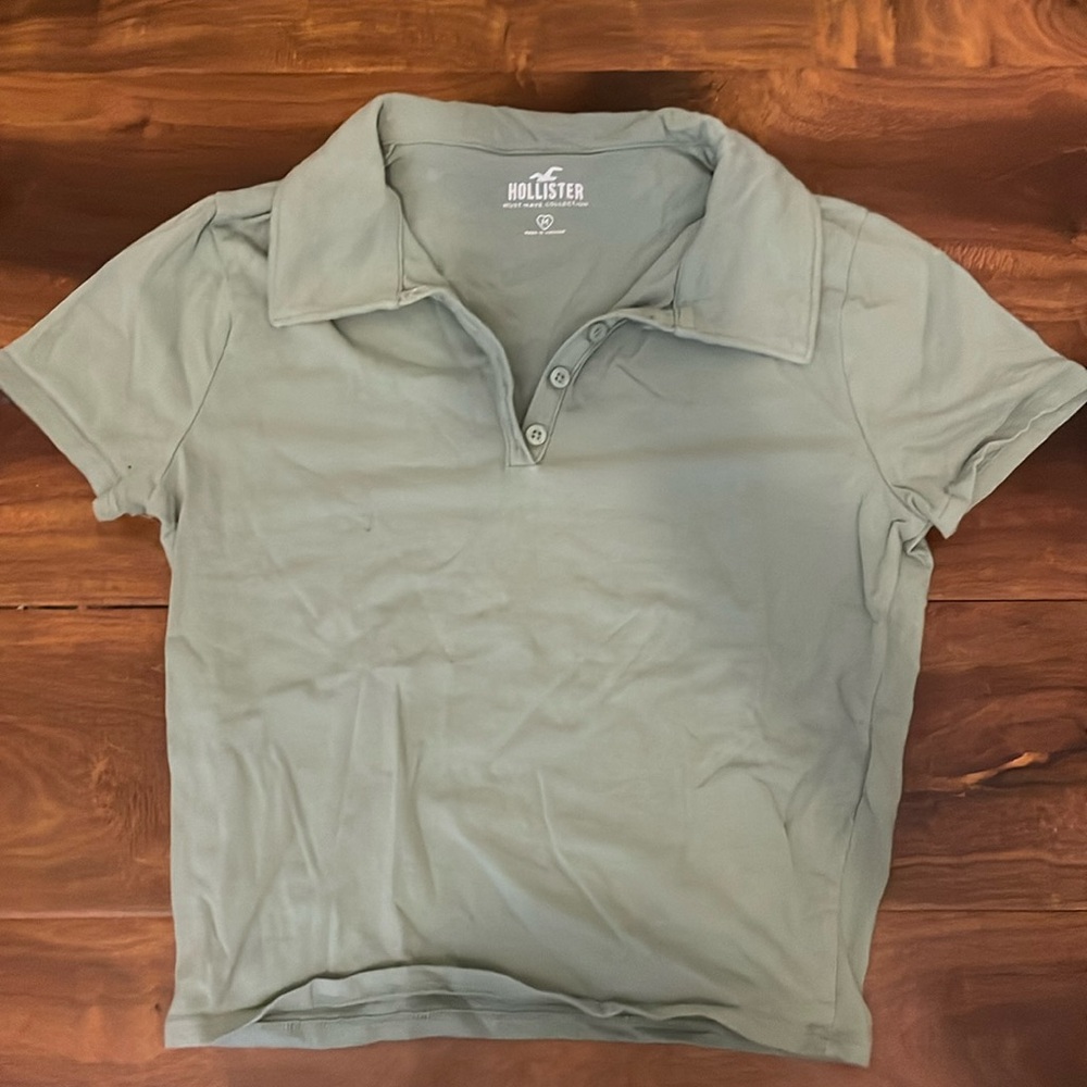 Hollister Women’s Green Cropped Polo Baby Tee Size M